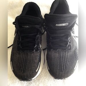 Nike women’s Black and White Athletic Shoes